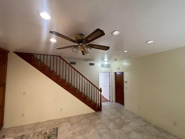 Foto del edificio - 4 BEDROOMS 3 FULL BATHS HOUSE IN EL CAJON CA