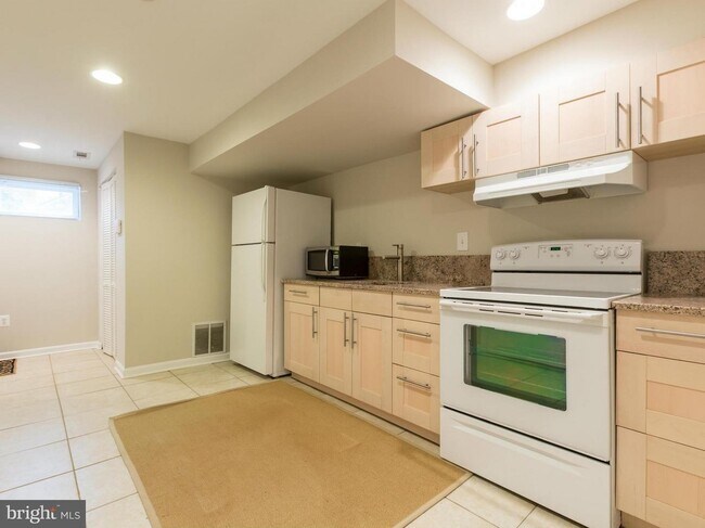 Foto del edificio - 318 Farragut St NW