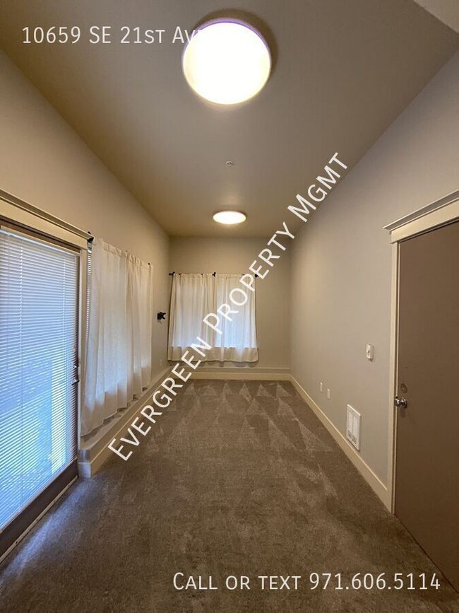 Building Photo - Conveniently Located Townhome With Bonus O...