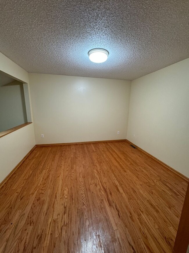 Foto del edificio - New paint and flooring! 3 bed/1.5 bath ove...