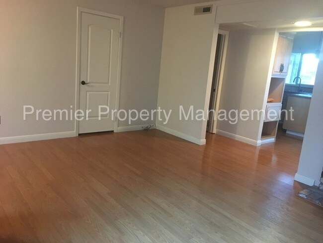 Building Photo - 879 Redwood Ct