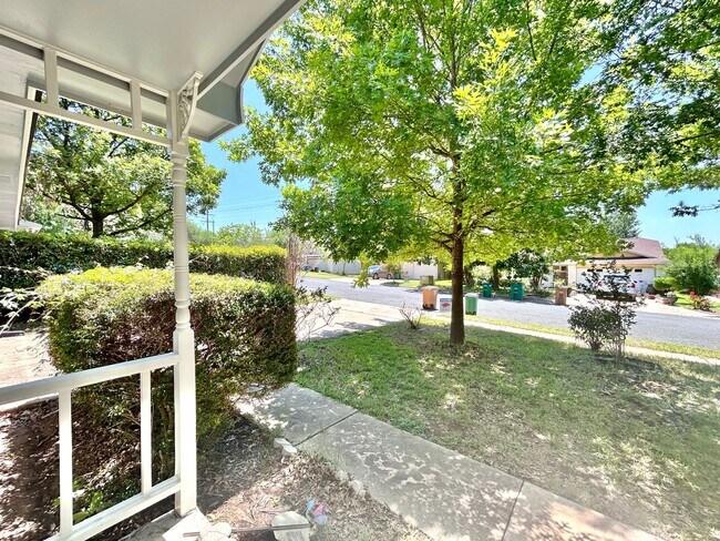 Building Photo - Cozy 3BR/2BA Single-Story Home with Privat...