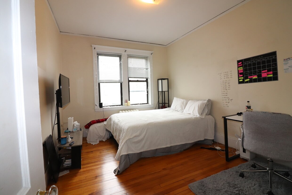Primary Photo - 122 Babcock St