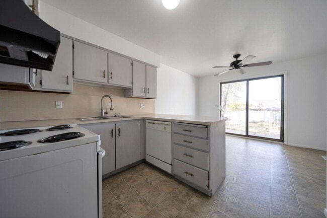 Building Photo - Duplex w Large Backyard + 1 car detached g...