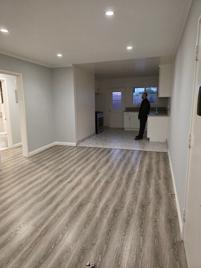 Foto del edificio - 218 E Chevy Chase Dr