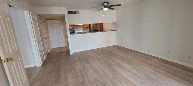 Building Photo - 2830 S Bartell Dr