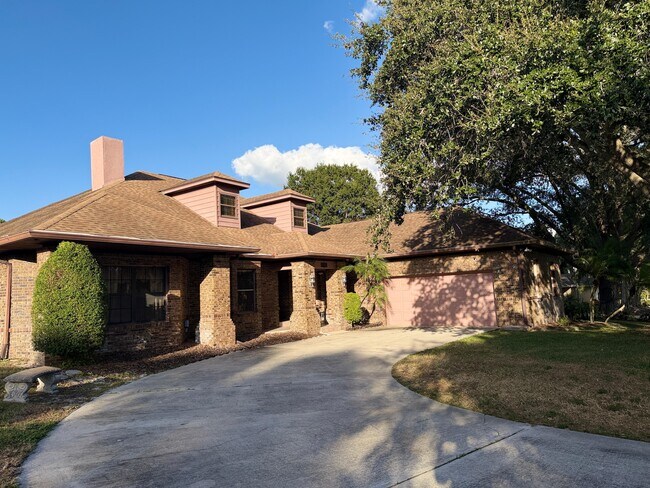 Foto del edificio - 1102 Sugartree Dr S