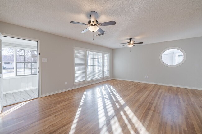 Foto del edificio - 3/2/2 Pre-lease in the Medical District! F...