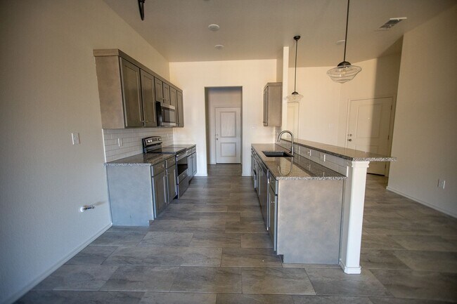 Building Photo - Amazing 3 Bedroom Townhome With 2 Car Garage
