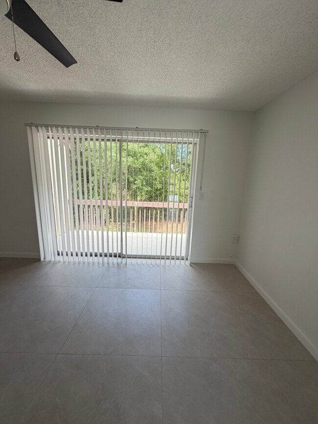 Foto del edificio - 2701 Pine Lake Terrace