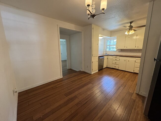 Building Photo - 3 bedroom 2 bath with a bonus room!