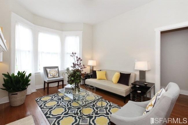 Building Photo - 3BR/2BA Renovated Victorian Full Floor Fla...