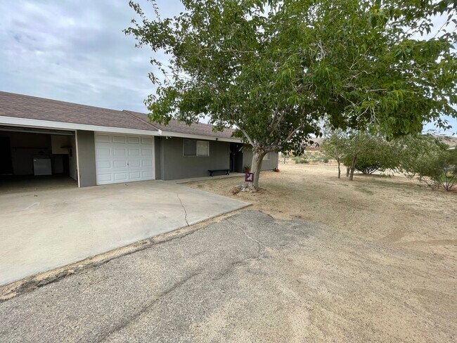 Cochera - 61880 Verbena Rd