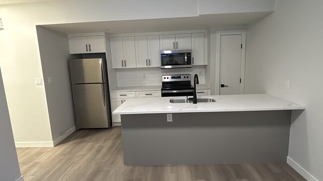 Photo du bâtiment - 11007 132 St NW