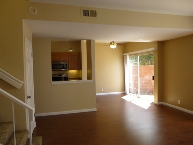 Building Photo - Updated Townhome in Country Club Village Green
