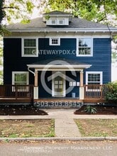 Building Photo - 2410 NE Multnomah St