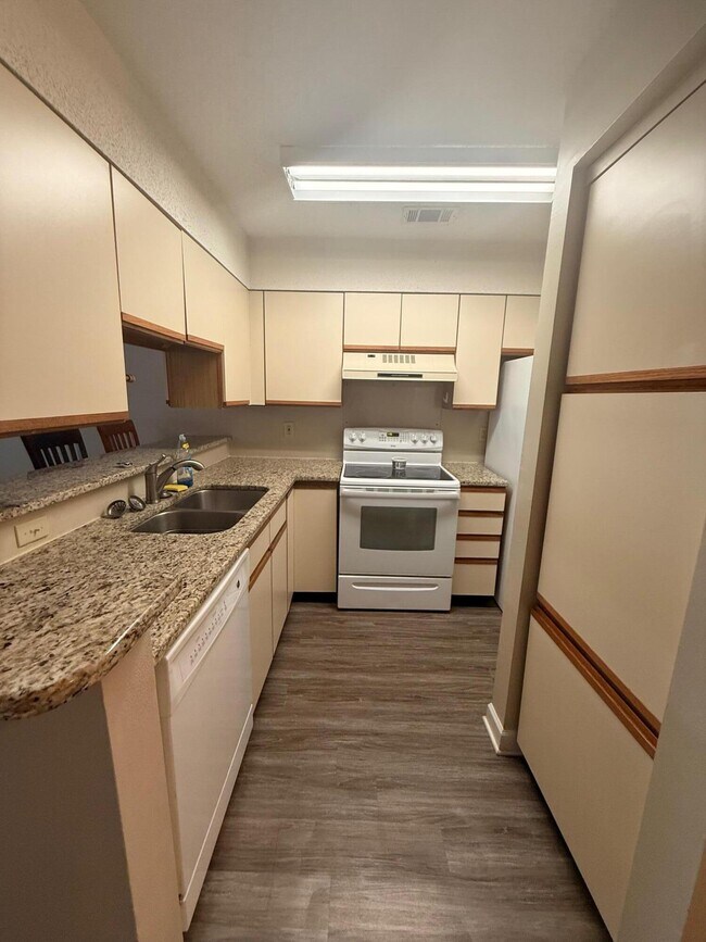 Foto del edificio - 304 Westlake Ct