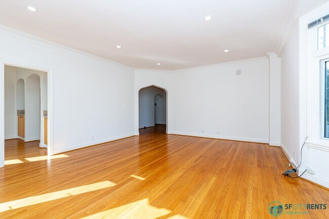 Building Photo - Pacific Heights: Spacious Corner Apartment...