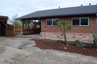 Building Photo - 993-995 Butte Dr