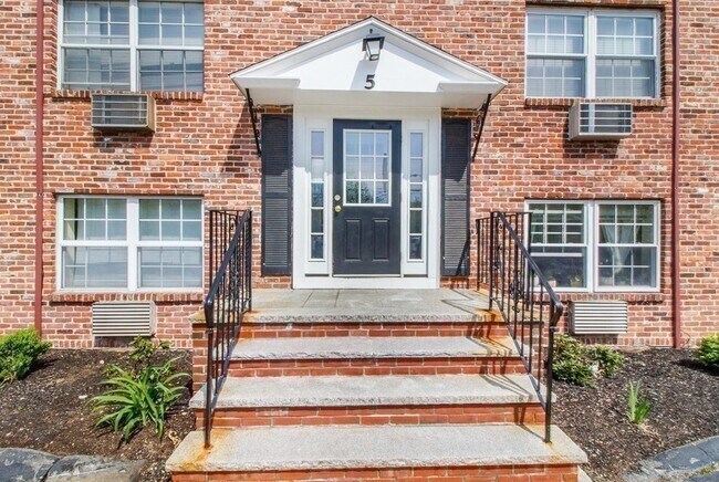 Building Photo - 5 Colonial Village Dr
