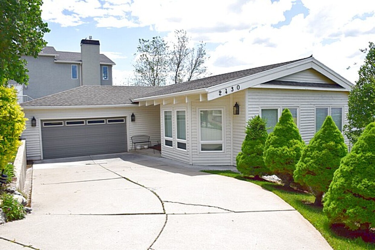 Primary Photo - Beautiful Home on East Benches - Great Views