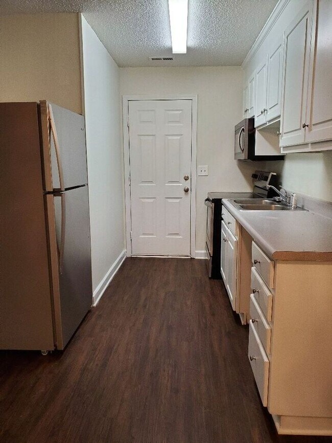 Building Photo - Gorgeous, like new with all stainless appliances!