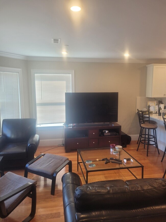 Building Photo - 116 Holland St