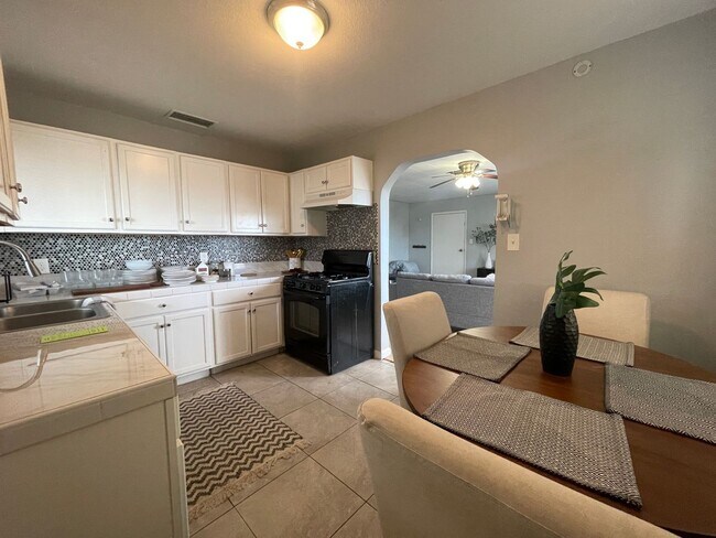 Foto del edificio - Furnished 3 bedroom