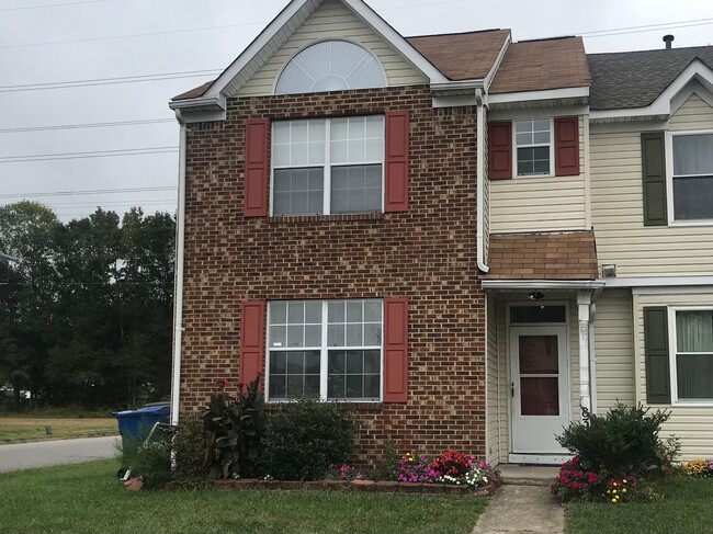 End Unit Townhouse in Virginia Beach - End Unit Townhouse in Virginia Beach