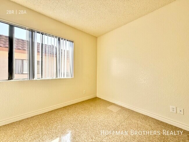 Foto del edificio - 8926 Burnet Ave