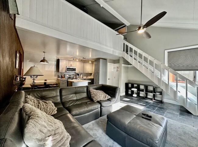 Foto del edificio - Stylish 2-Bed + Loft Mountain Condo in San...