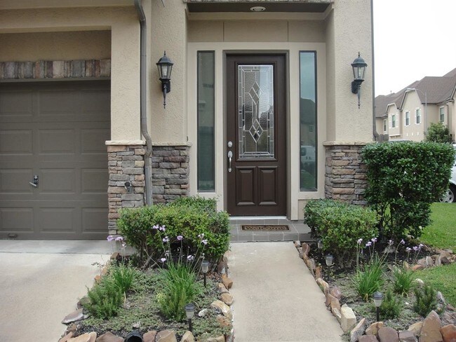 Building Photo - 11602 Royal Oaks Crossing