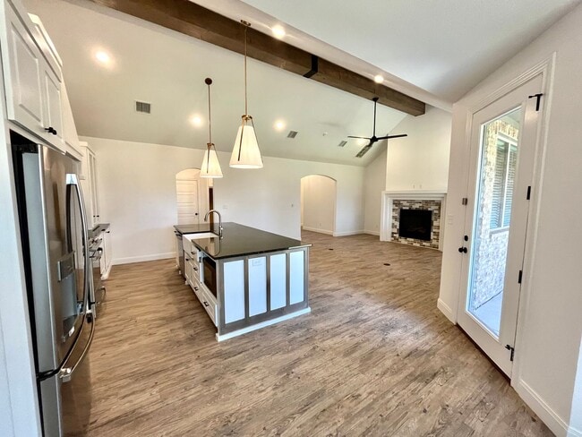 Foto del edificio - 4 Bed/2 Bath Home