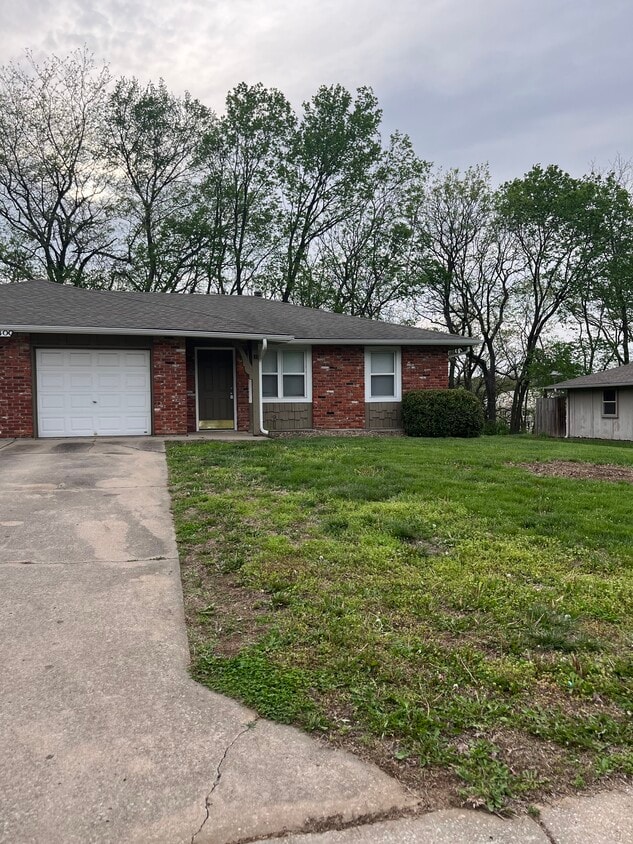 Building Photo - 400 NE Westwind Dr