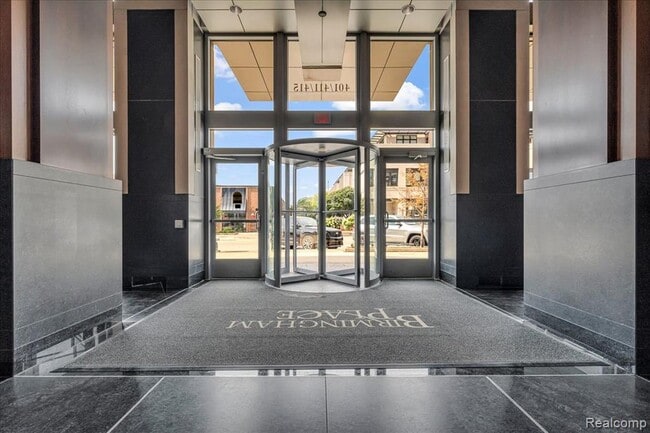 Foto del edificio - 411 S Old Woodward Ave