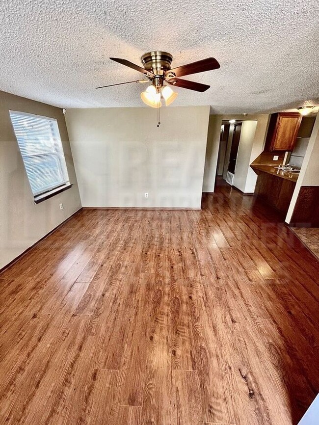 Building Photo - 2 Bed, 1.5 Bath off of Council and 122nd