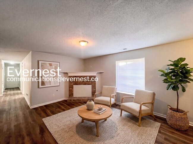 Building Photo - 3 Bed, 2 Bath Home with Garage / Pet-Friendly / Coming Soon!