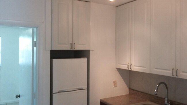 Building Photo - 1045 N Andrews Ave