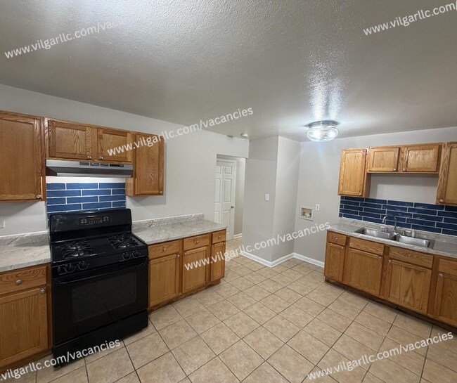 Foto del edificio - FOR RENT — SPACIOUS 3 BED / 1 BATH HOME