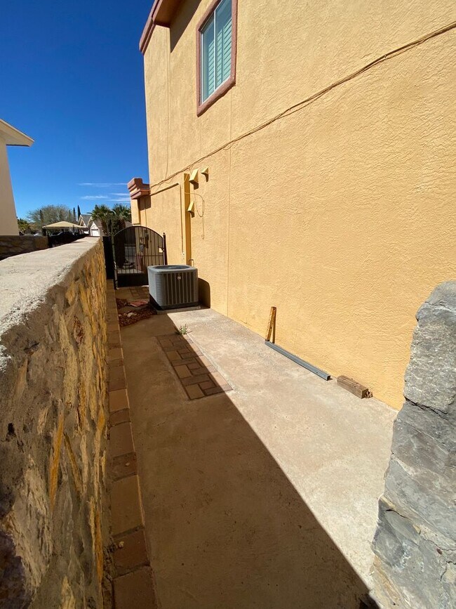 Foto del edificio - EASTSIDE HOME FOR RENT