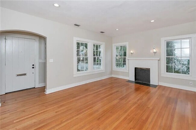 Foto del edificio - Beautiful 4 bedroom home in Midtown