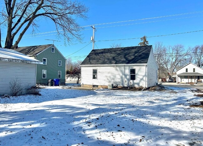 Building Photo - 207 E Calumet St