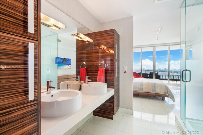 Building Photo - 2020 N Bayshore Dr