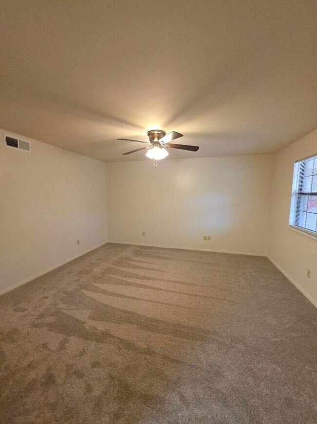 Foto del edificio - 611-615 N Greenwich Ave