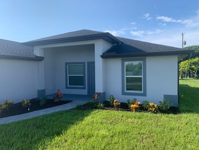 Foto del edificio - LIKE BRAND NEW 3 Bed, 2 Bath Home with 2-C...
