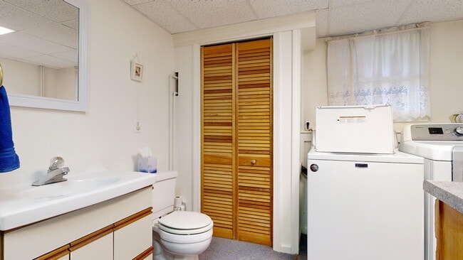Building Photo - 3bed, 2 bath house with solar panels! No E...