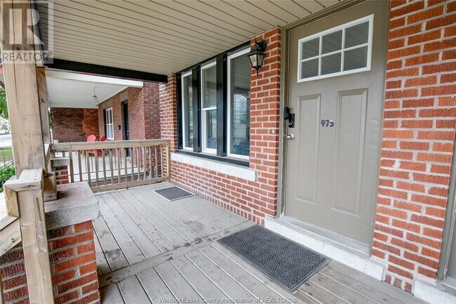 Building Photo - 975 Pelissier St