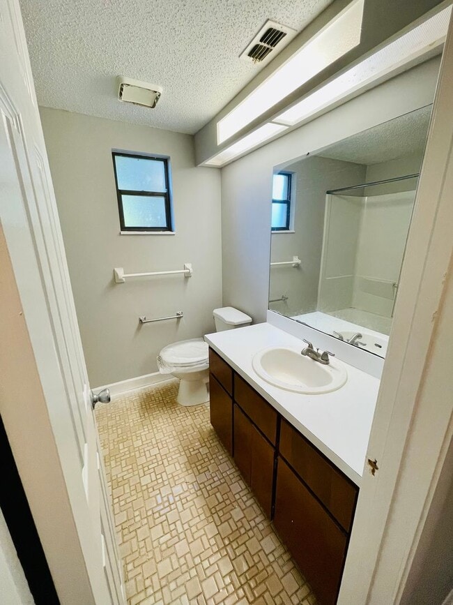 Building Photo - Cozy 2/1 Townhome in Orange Park!