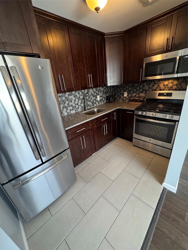 Foto del edificio - 103 White Plains Rd