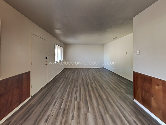 Foto del edificio - 606 Royal Crest Dr